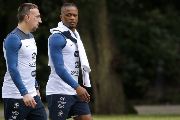 Franck Ribéry à l'entraînement, ce vendredi, à Clairefontaine, avec Patrice Evra et l'équipe de France.