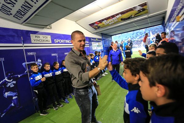 Claude Ferrandi, avec les jeunes du club, avant le coup d'envoi d'un match, en octobre 2017. 