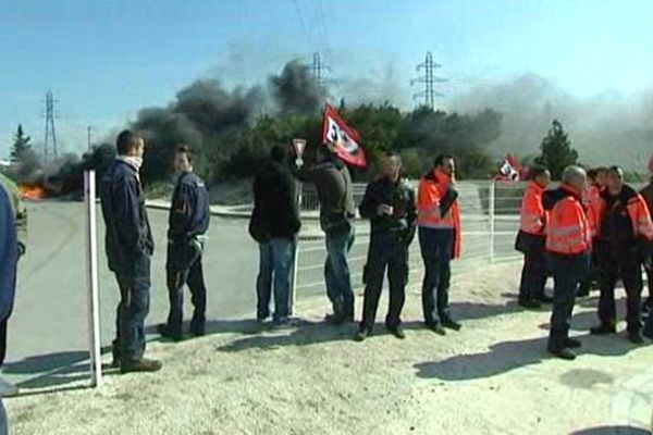 Les salariés de Kem One devant l'usine de Lavéra dans les Bouches-du Rhône