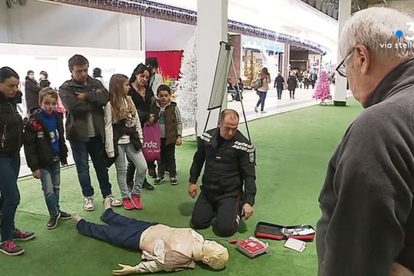 Vendredi 4 janvier, les pompiers d'Ajaccio ont organisé un après-midi de sensibilisation aux gestes qui sauvent dans un centre commercial de Baleone. 