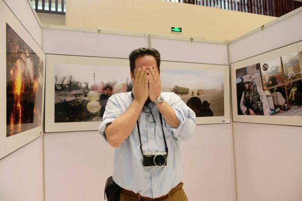 Le photographe Thomas Dworzak ici immortalisé dans une exposition en Chine consacrée à son travail