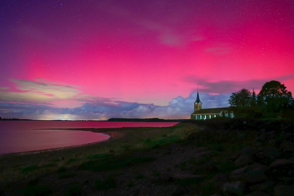 Une aurore boréale prise au lac du Der (Haute-Marne) le soir du 10 octobre. Seule l'église de Champaubert a été éclaircie par un logiciel.