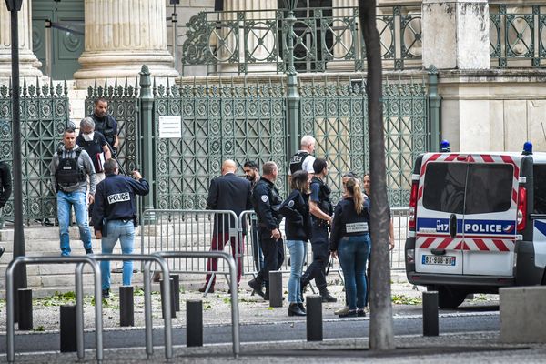 Nîmes - les forces de l'ordre et le périmètre de sécurité devant le palais de justice où un Lozérien s'est suicidé avec un fusil de chasse dans la salle des pas perdus - 12 juin 2020.