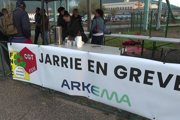 L'usine d'Arkema de Jarrie produit notamment de l’eau oxygénée, de l’eau de Javel, du chlorate perchlorate de sodium, du chlore et de la soude.