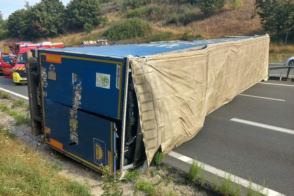 Après un accident, un poids-lourd s'est couché sur la voie Bordeaux-Toulouse.