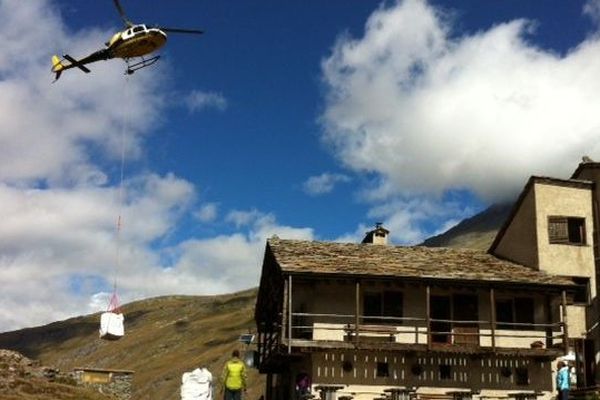 Héliportage de fin de saison au refuge d'Avérole en Haute-Maurienne