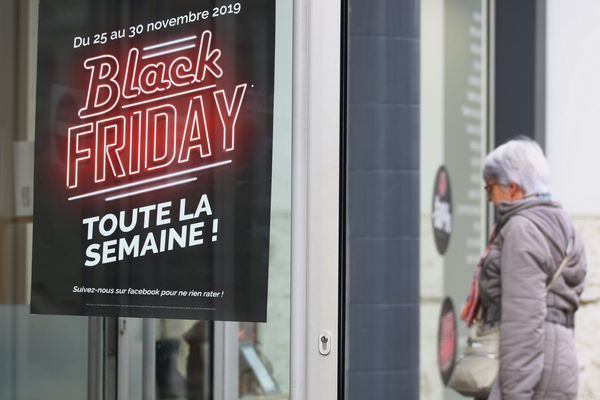 Un amendement a été adopté en commission de développement durable pour interdire le Black Friday. 