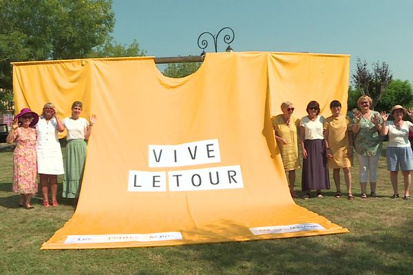 Un maillot jaune géant pour accueillir le tour de France à Castenau-Magnoac