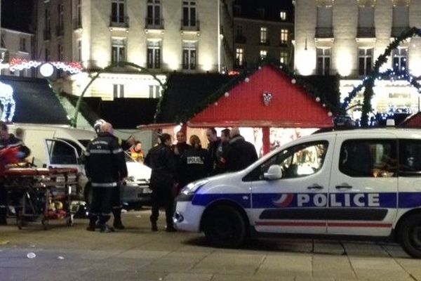 La voiture a terminé sa course sur les stands du marché de Noël place Royale à Nantes.