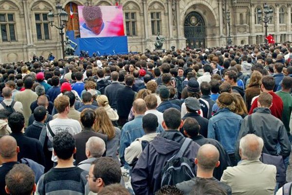 Ecran géant devant l'Hôtel de Ville en 2002