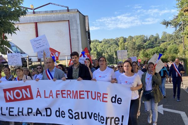 Ce samedi, 300 personnes ont manifesté contre la fermeture de leur Ehpad à Sauveterre-de-Guyenne.