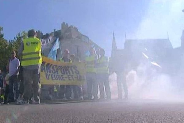 Les agents des transports euréliens grévistes, devant la préfecture mardi.