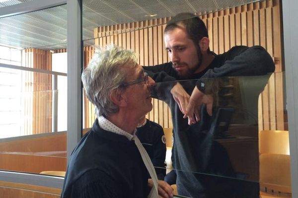 Antoine, dans le box des prévenus, avec son avocat, Me Jean-Louis Borie.