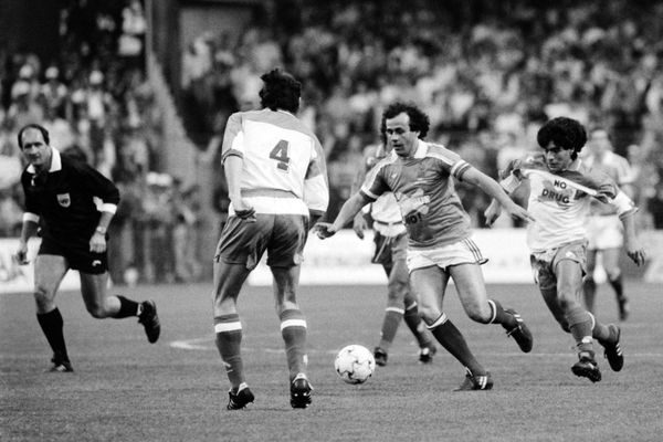 Diego Maradona (R) tries to steal the ball from Michel Platini (C) during the 3rd match of the Jubilee Michel Platini, May 23, 1988, in Nancy, which opposes a world selection to the France team (in its composition of the World Cup in Mexico 86).