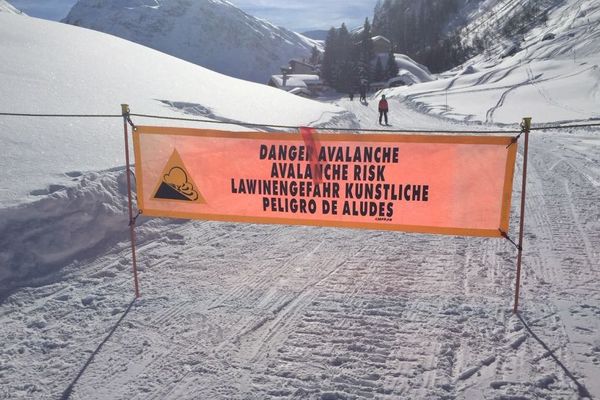 Un filet prévient du risque d'avalanche sur les pistes de Val d'Isère (Savoie), février 2019.