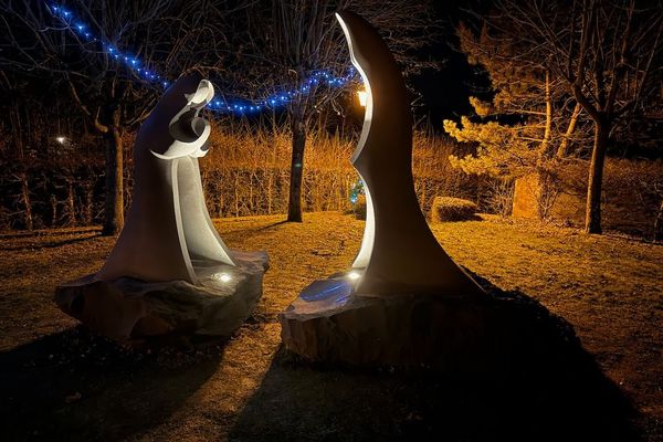 Cette œuvre, réalisée en pierre de Volvic et signée Thierry Courtadon, est visible dans le village de Landogne.