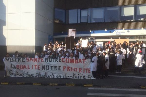 Près de 200 étudiants se sont rassemblés devant les locaux de la CPAM de Reims.