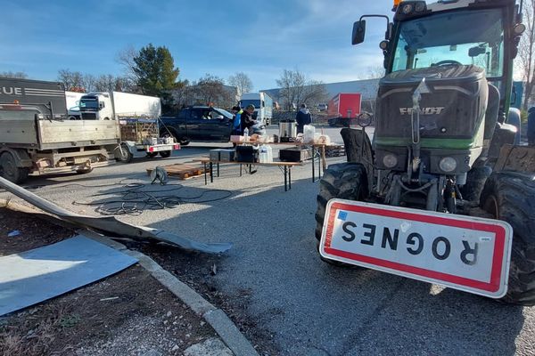 Une dizaine d'agriculteurs bloque l'entrée de la plateforme logistique Easydys de Casino à Aix-en-Provence.