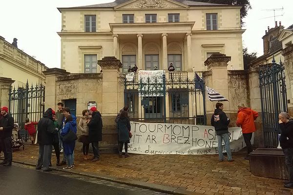 les manifestants devant l'hôtel de Courcy, qui abrite le conseil régional