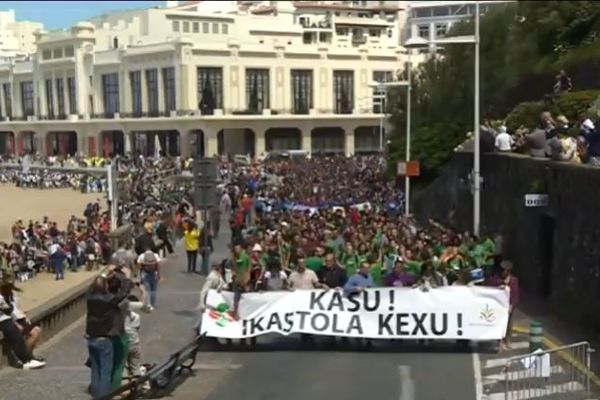 Près de 5000 enfants, enseignants et parents ont manifesté à Biarritz pour réclamer des postes supplémentaires dans les Ikastolas