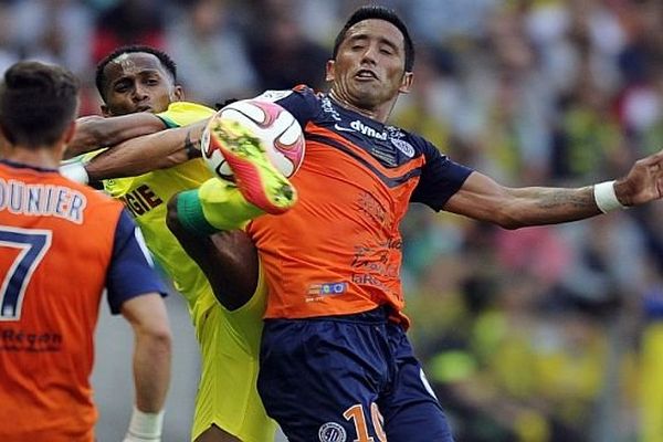 Nantes (Loire-Atlantique) - Lucas Barrios à la conquête du ballon contre le Nantais Chaker Alhadhur - 30 août 2014.