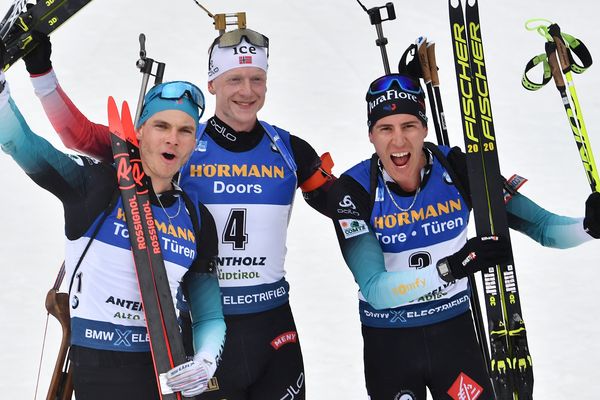 Les Français Emilien Jacquelin et Quentin Fillon-Maillet terminent sur le podium des mondiaux de biathlon, derrière Johannes Boe.