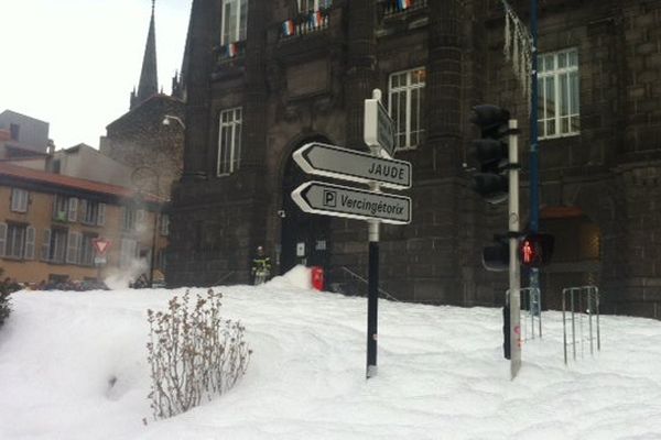 L'entrée de la préfecture du Puy-de-Dôme est rendue inaccessible par la mousse répandue par les pompiers (18/12/2015).