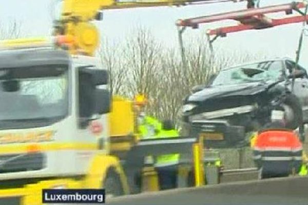 L'état du véhicule témoigne de la violence du choc.