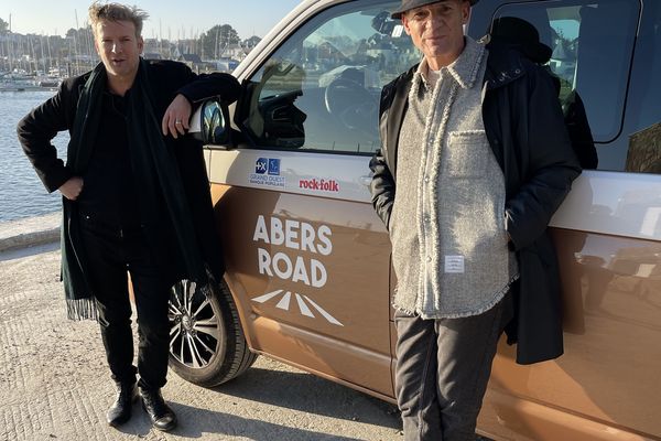 Bertrand Belin et Gaëtan Roussel dans Abers Road, sur les routes de la presqu'ile de Quiberon.