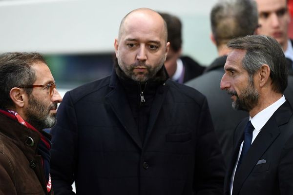 Le directeur du LOSC Marc Ingla et son président Gérard Lopez parlant avec le directeur du PSG Jean-Claude Blanc.