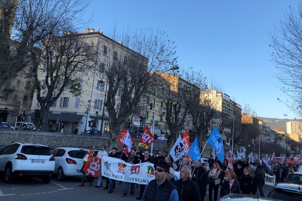 Environ 400 personnes ont défilé dans les rues d'Ajaccio, jeudi 9 janvier, contre la réforme des retraites. 