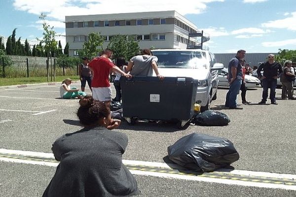 Nîmes - la voiture et le patron de Call Expert retenus sur le parking par des salariés mécontents - 24 juin 2013