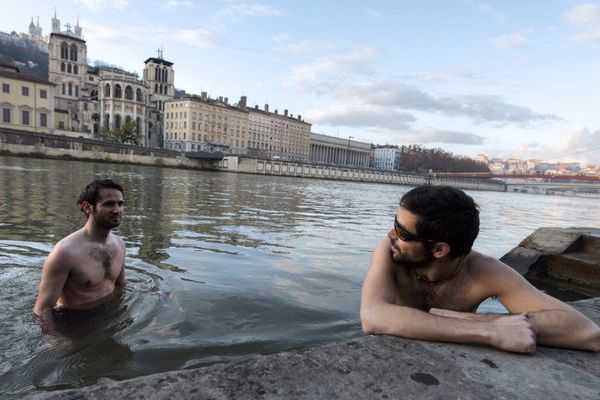 François-Xavier Penicaud et Benoît Courtin : une baignade dans la Saône pour le Climat à l'approche du coup d'envoi de la COP21 - 28/11/15