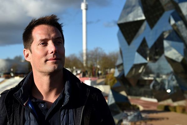 Thomas Pesquet devant le Kinemax du Futuroscope