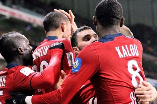 Ronny Rodelin félicité par ses équipiers du LOSC après avoir ouvert le score contre Rennes.