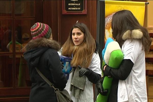 Les étudiants en chirurgie bucco-dentaire font de la prévention dans les rues de Metz et revendiques leurs attentes pour leur mouvement de grève. 