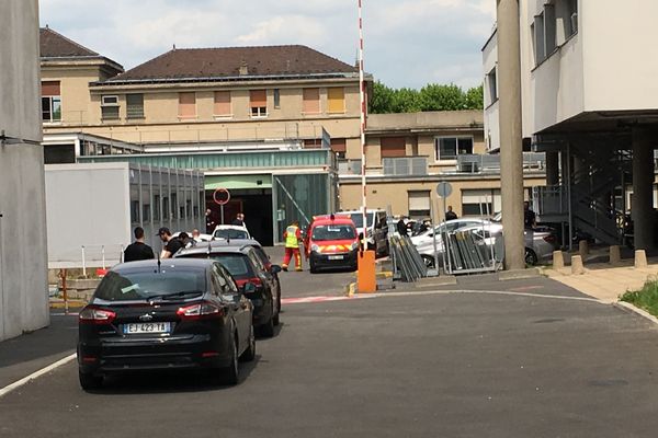 Des membres du RAID interviennent à l'hôpital Avicenne alors qu'une patiente menace de se suicider.