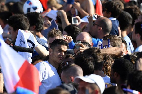 Hatem Ben Arfa sollicité par les supporters des bleus lors du stage à Biarritz.