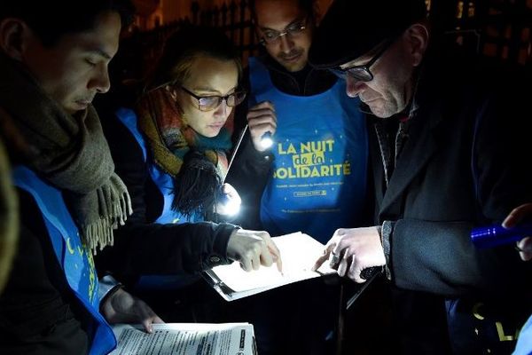 Des bénévoles lors de la première édition de la Nuit de la solidarité en février 2018 à Paris.