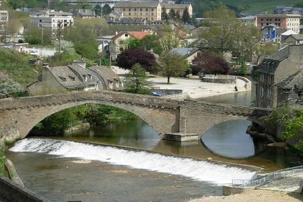 Mende - le Pont Notre-Dame enjambe le Lot - archives