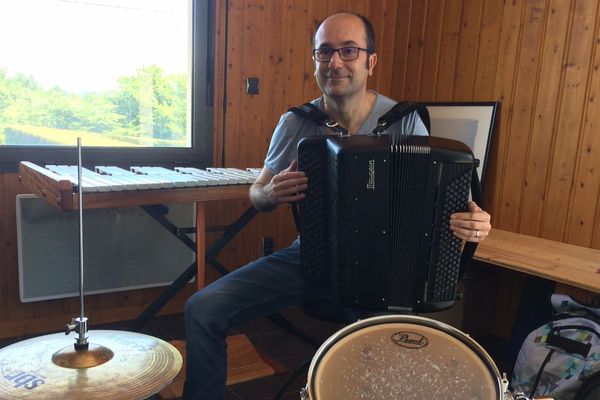 Sébastien Farge dans son petit studio de musique à Varetz.