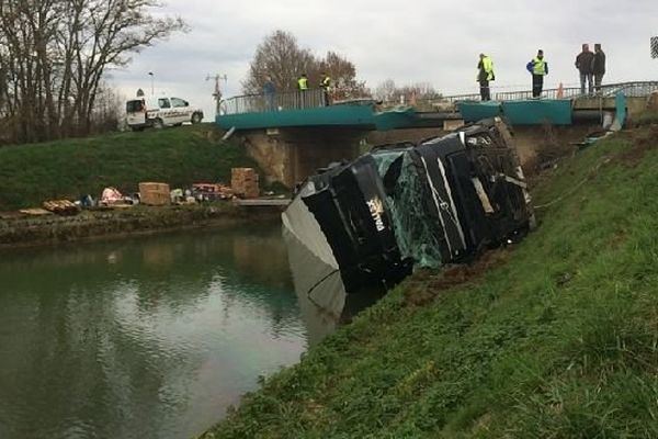 Un camion est tombé dans le canal de Bourgogne à Clamerey, en Côte d’Or, vendredi 28 novembre 2014. 
