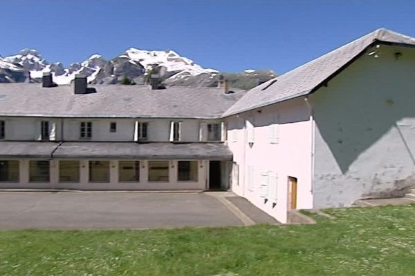 Une baisse régulière de la fréquentation, d'importants travaux à entreprendre : le propriétaire jette l'éponge. Le centre de vacances Peyraneyre situé au coeur du Parc National des Pyrénées est aujourd'hui à vendre. 