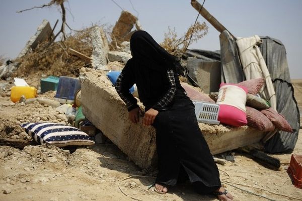 Une bédouine assise sur les ruines de sa maison à al-Arakib dans le désert du Néguev, le 4 août 2010. Quelques jours plus tôt, les autorités israéliennes ont démoli 35 maisons construites sans permissions et expulsé 300 habitants.