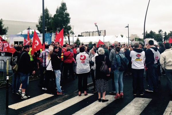 A l'appel de la CGT, environ 150 personnes se sont rassemblées pour la venue de Manuel Valls et contre la politique du gouvernement.