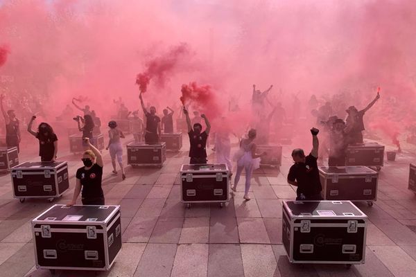 Les intermittents ont embrasé la place de la Liberté dans une action symbolique