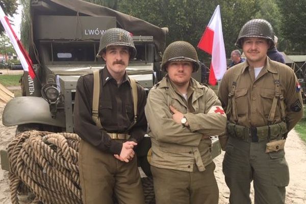 Des véhicules de la Seconde Guerre Mondiale, et des hommes en tenue de soldat sont présents à Abbeville pour la reconstitution d'un camp militaire.