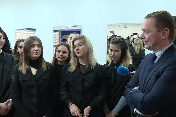 Le Ministre du Travail, du Plein emploi et de l'Insertion a commencé sa journée dans le Jura par la rencontre des apprenants en coiffure au Centre de Formation des Apprentis de Gevingey.