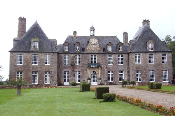 Un ciel nuageux ce LUNDI dans l'Orne, au château de Rabodanges.