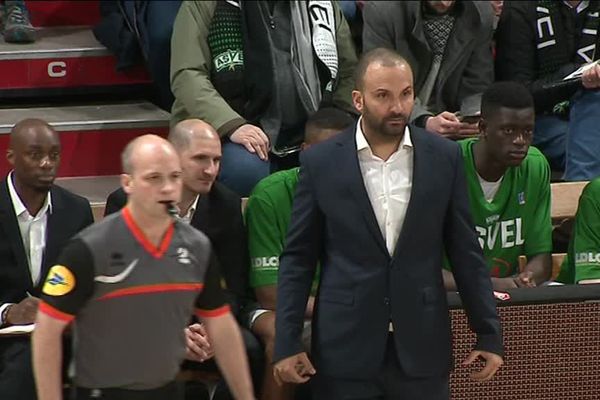 Le coach Tony Parker sur le bord du terrain. 20 Mars 2018